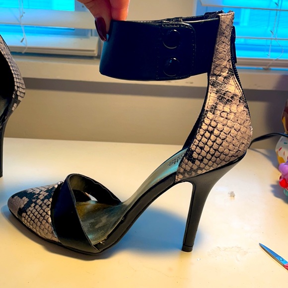 Black Snake Skin print stilettos - Picture 2 of 3